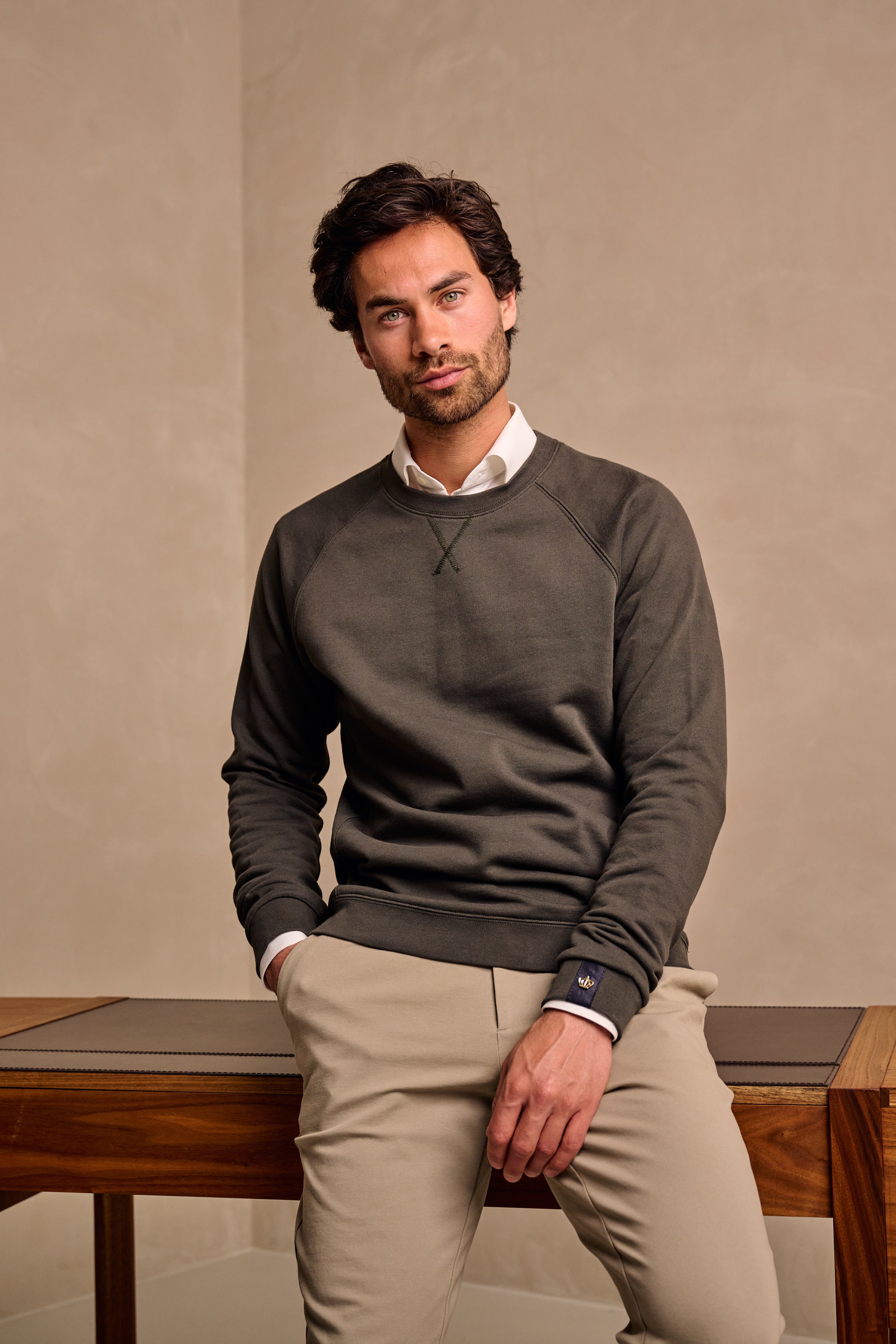 crownsburg-lookbook-sweater-olive_2023-1